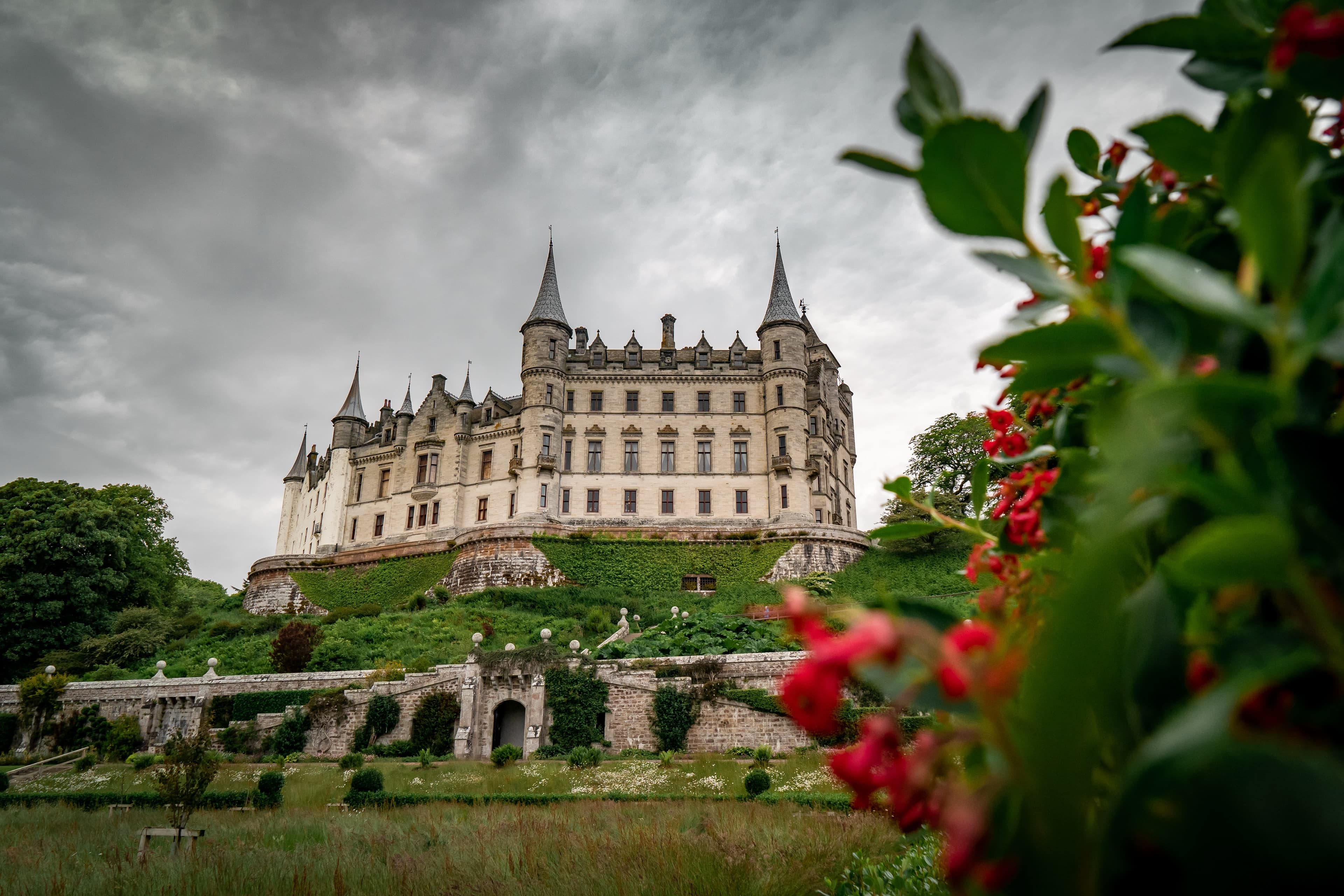 Dunrobin Castle by Colin Horn on Unsplash.
